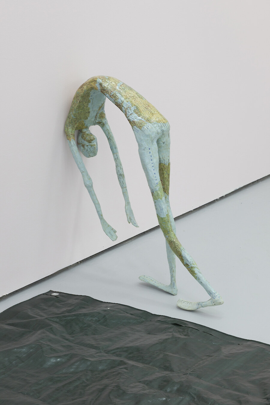 Jana Euler, *Human Small World*, 2011, Papier-mâché, 60 x 20 x 20 cm