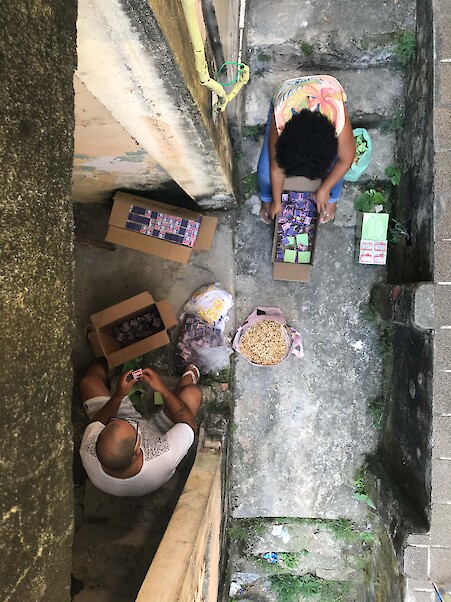 The artist's family, collecting Guarany Fósforos de Seguarança matchboxes. Photograph by Gabriel Patuà