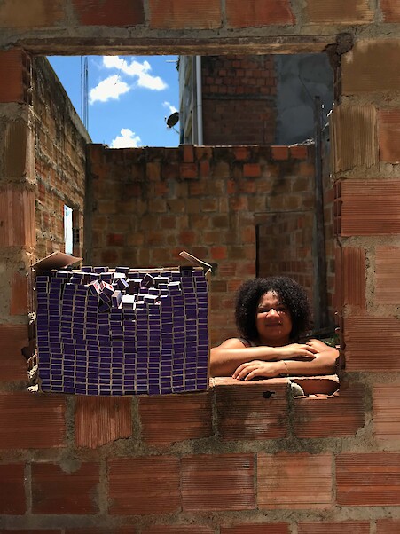 The artist's family, collecting Guarany Fósforos de Seguarança matchboxes. Photograph by Gabriel Patuà